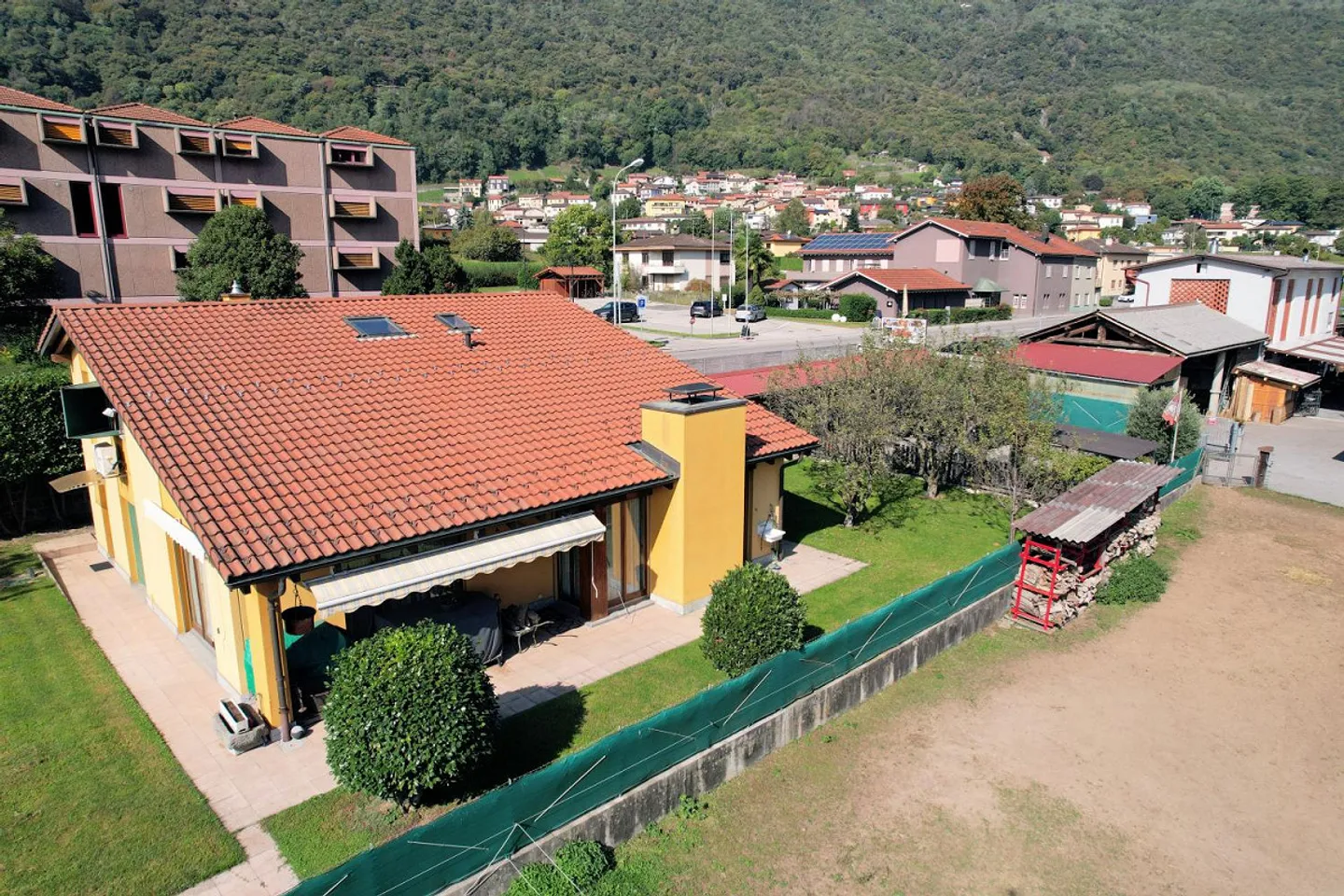 Spacious house in a strategic area with large land - Photo 2 of 11