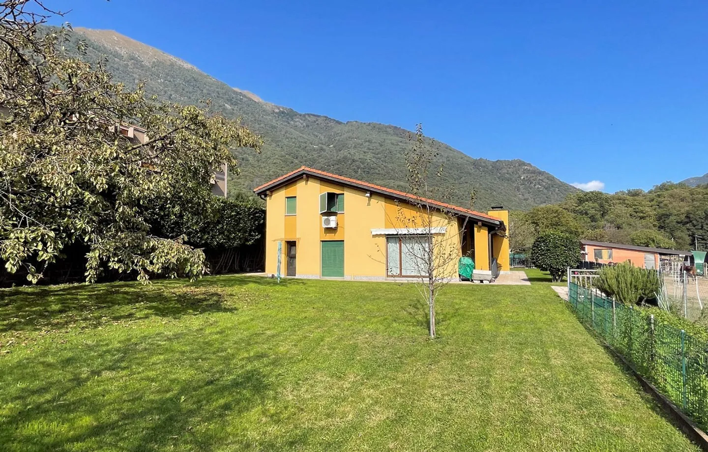 Spacious house in a strategic area with large land - Photo 3 of 11