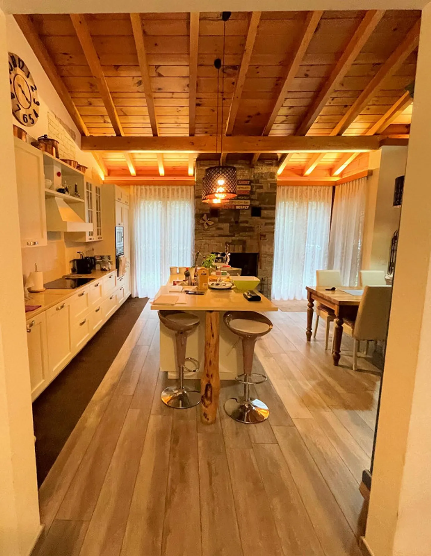 Spacious house in a strategic area with large land - Photo 5 of 11