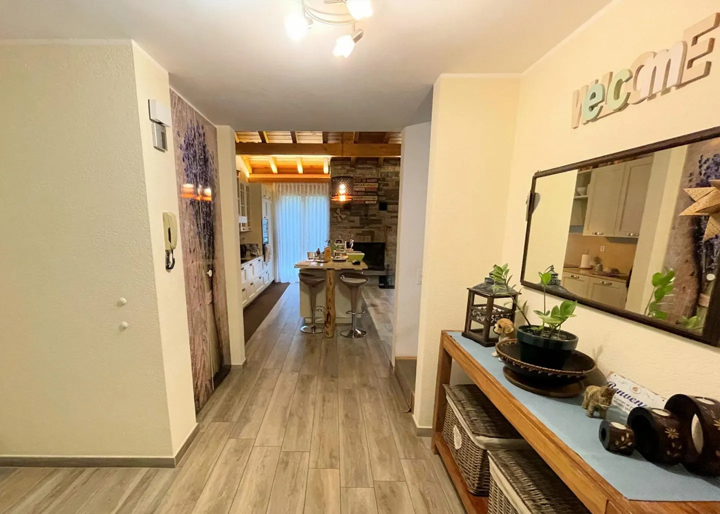 Spacious house in a strategic area with large land - Photo 4 of 11