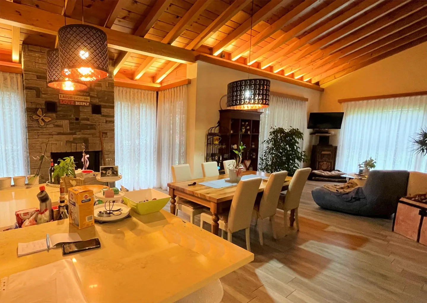 Spacious house in a strategic area with large land - Photo 7 of 11