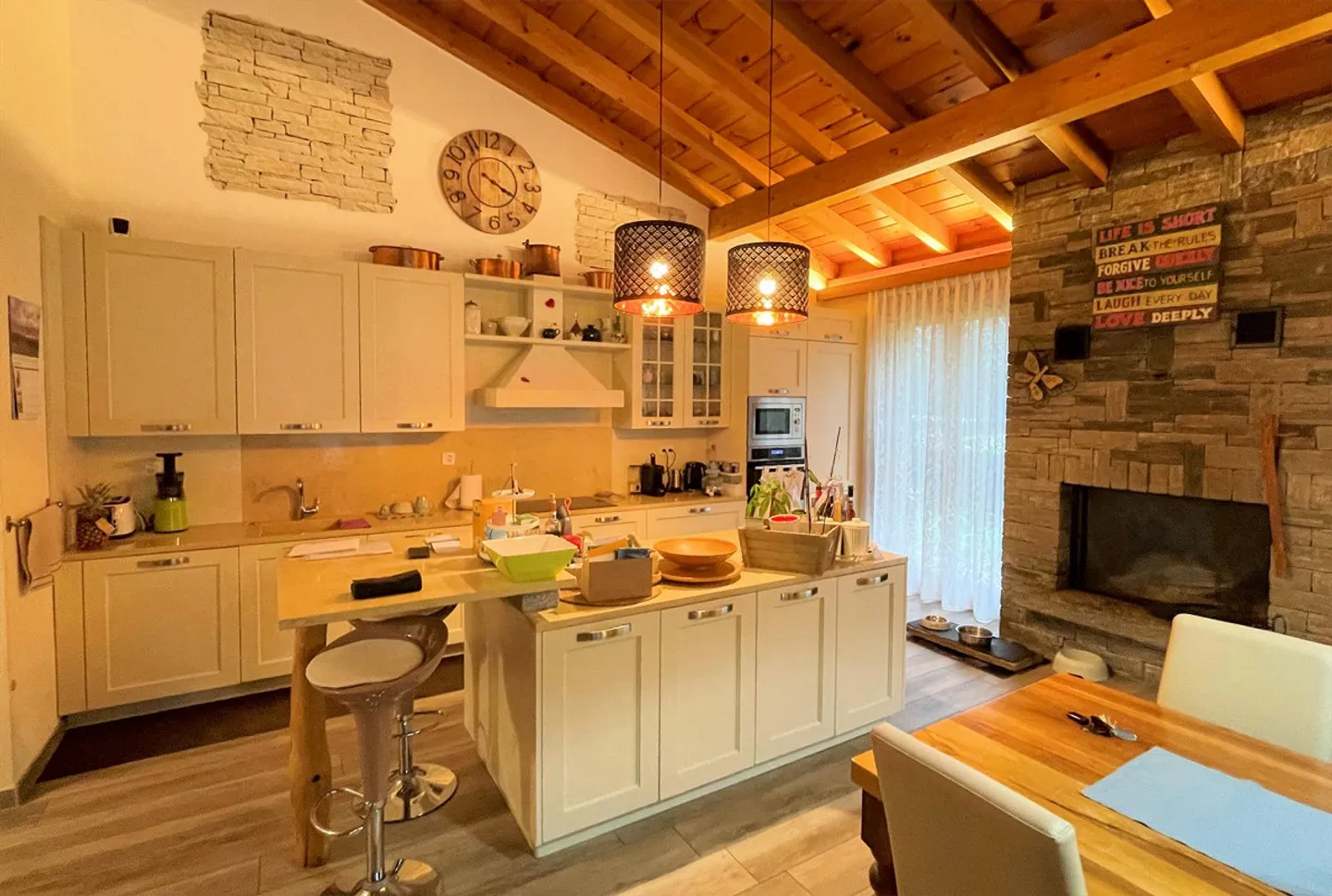 Spacious house in a strategic area with large land - Photo 6 of 11