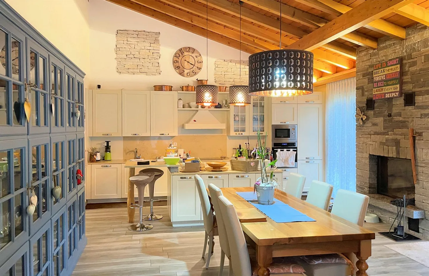 Spacious house in a strategic area with large land - Photo 8 of 11