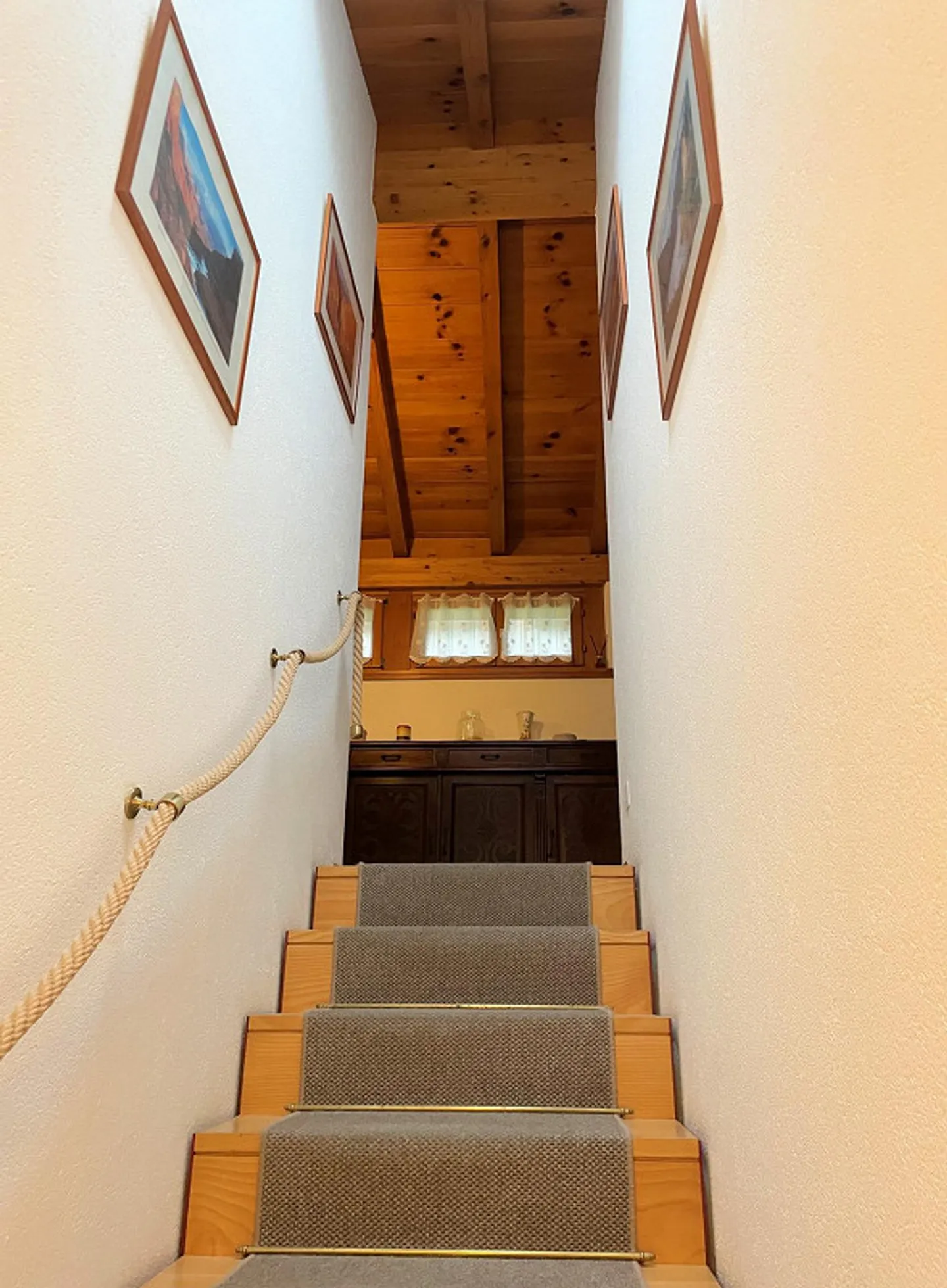 Spacious house in a strategic area with large land - Photo 10 of 11