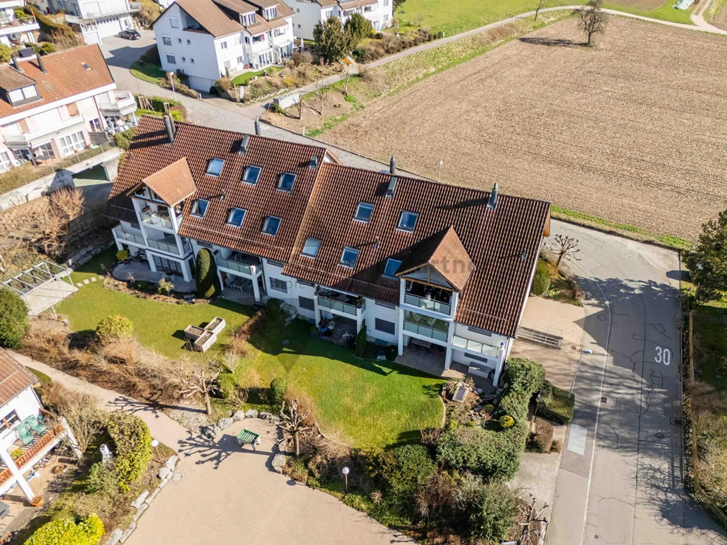 LIVING LIKE IN A SINGLE FAMILY HOME - 5.5-ROOM-MAISONETTE-ATTIC APARTMENT - Photo 2 of 8