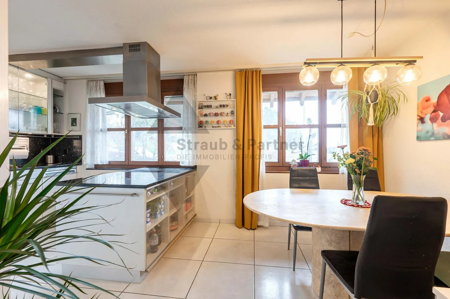 LIVING LIKE IN A SINGLE FAMILY HOME - 5.5-ROOM-MAISONETTE-ATTIC APARTMENT - Photo 3 of 8