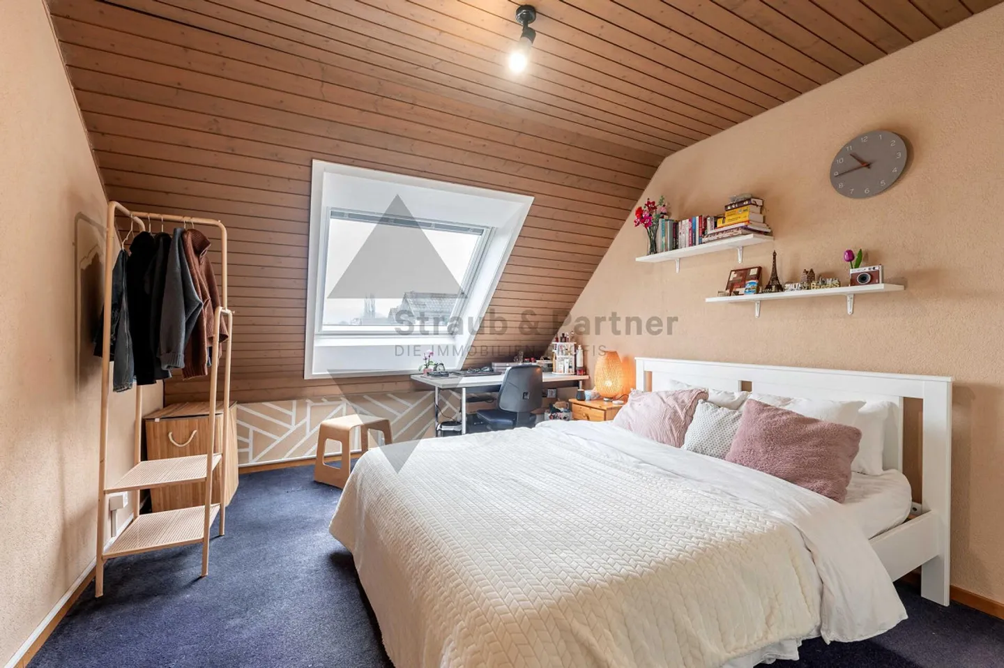 LIVING LIKE IN A SINGLE FAMILY HOME - 5.5-ROOM-MAISONETTE-ATTIC APARTMENT - Photo 5 of 8