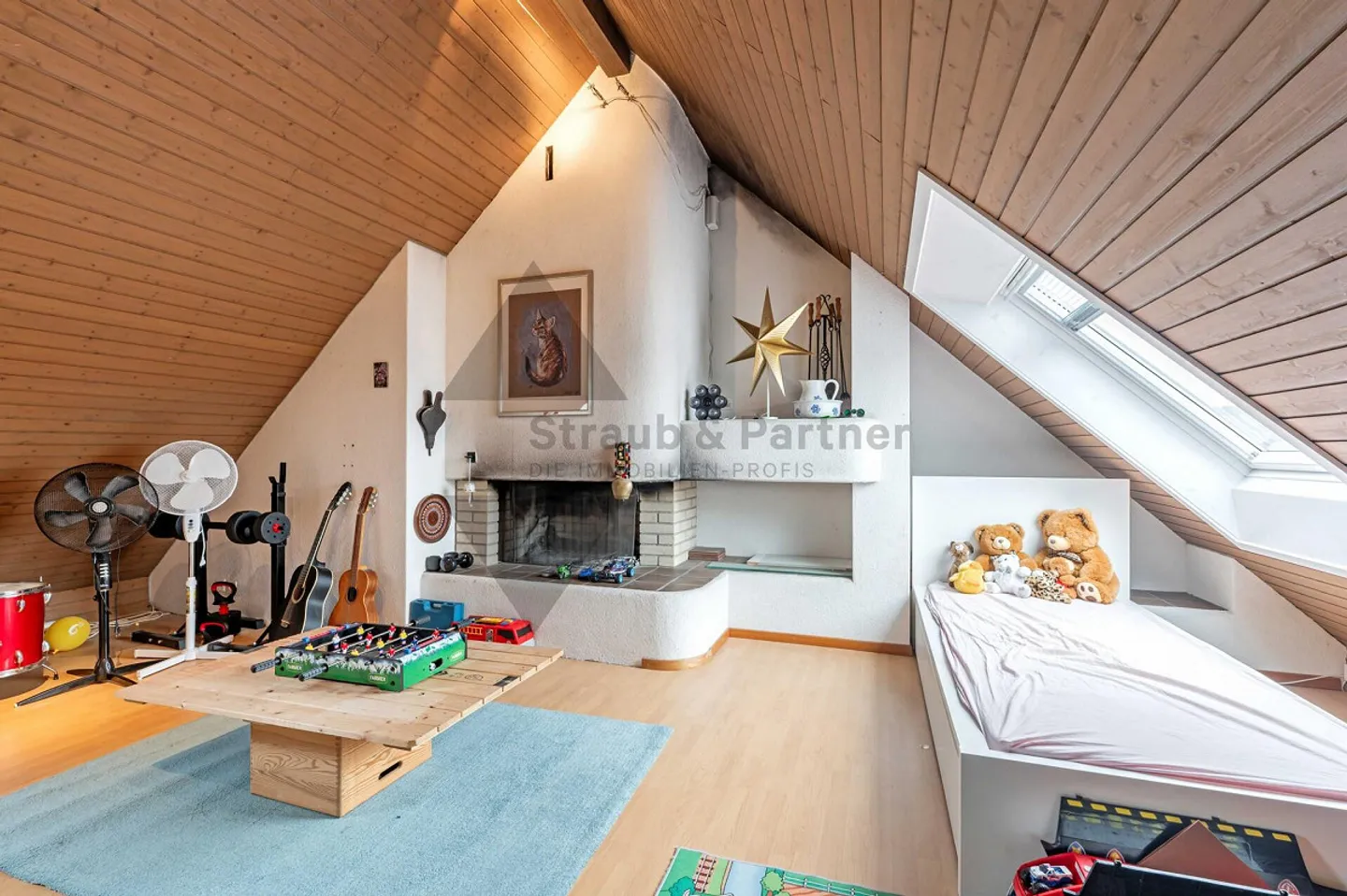 LIVING LIKE IN A SINGLE FAMILY HOME - 5.5-ROOM-MAISONETTE-ATTIC APARTMENT - Photo 7 of 8