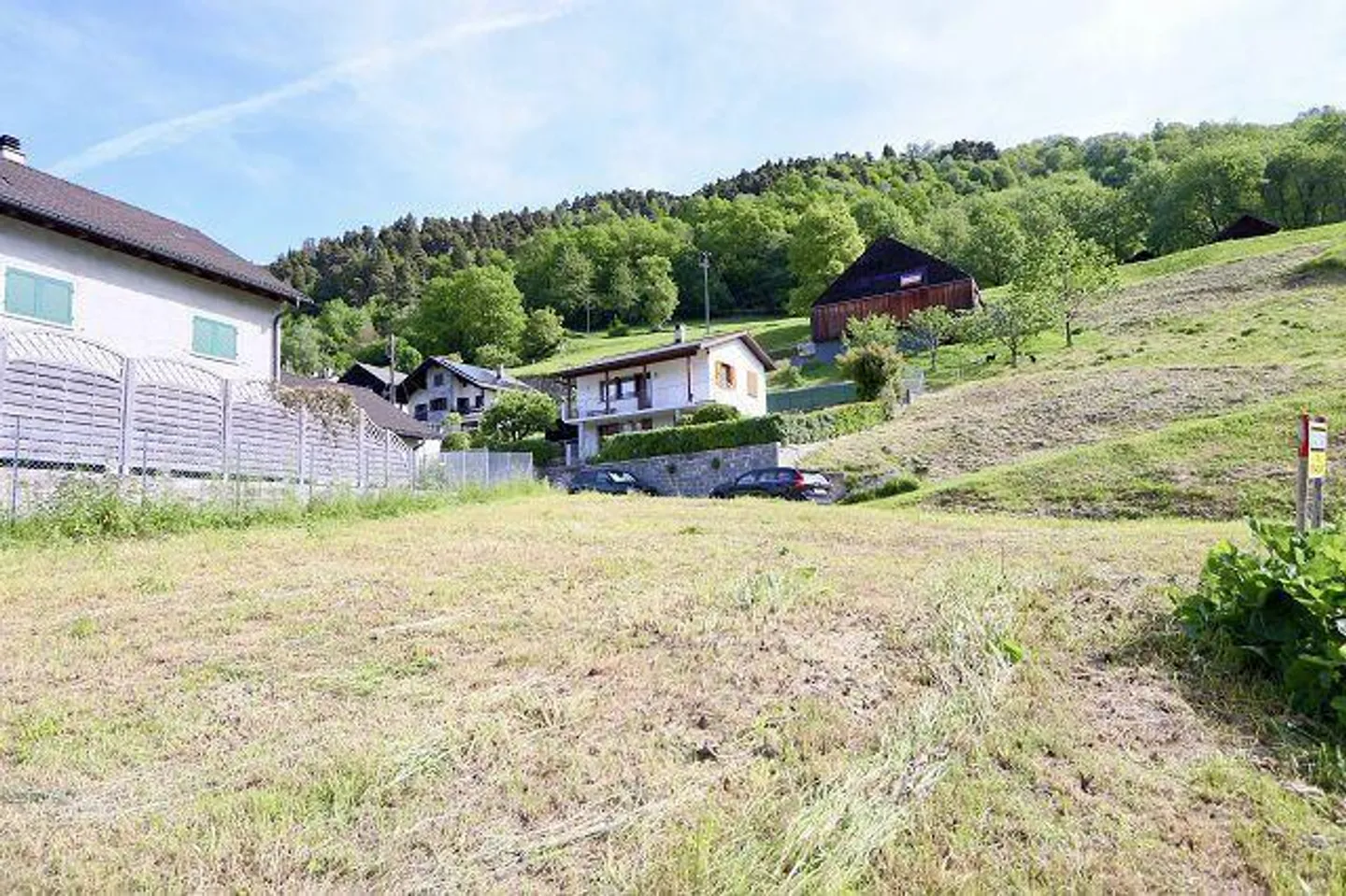 Terrain constructible de 575 m2 dans un emplacement très calme et ensoleillé avec vue - Photo 3 sur 10