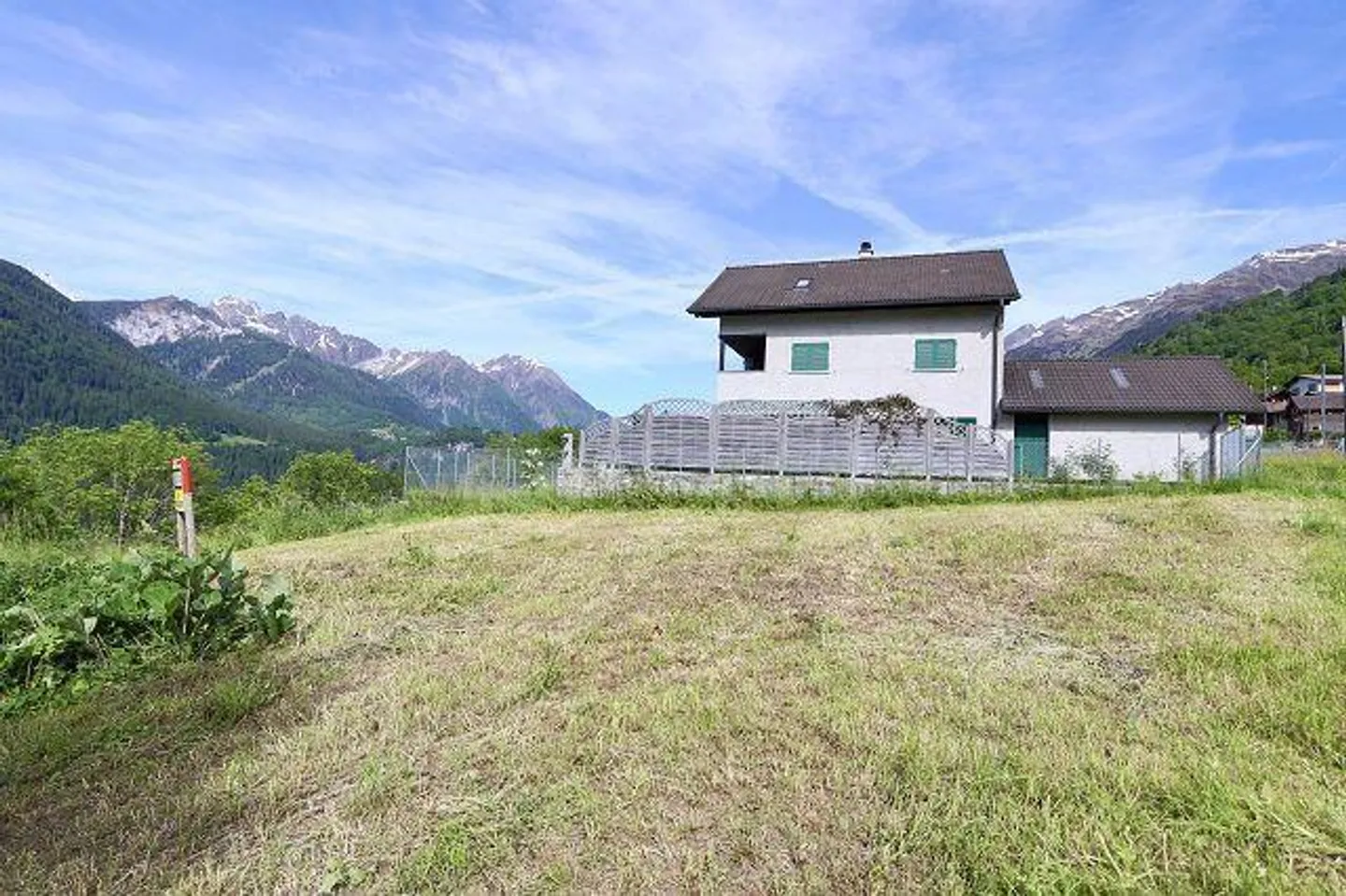 Terrain constructible de 575 m2 dans un emplacement très calme et ensoleillé avec vue - Photo 4 sur 10