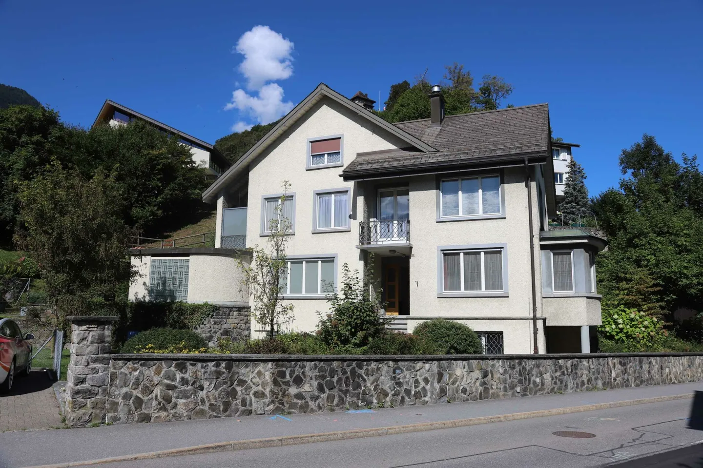 Maison résidentielle majestueuse de 10 pièces avec potentiel - Photo 2 sur 10