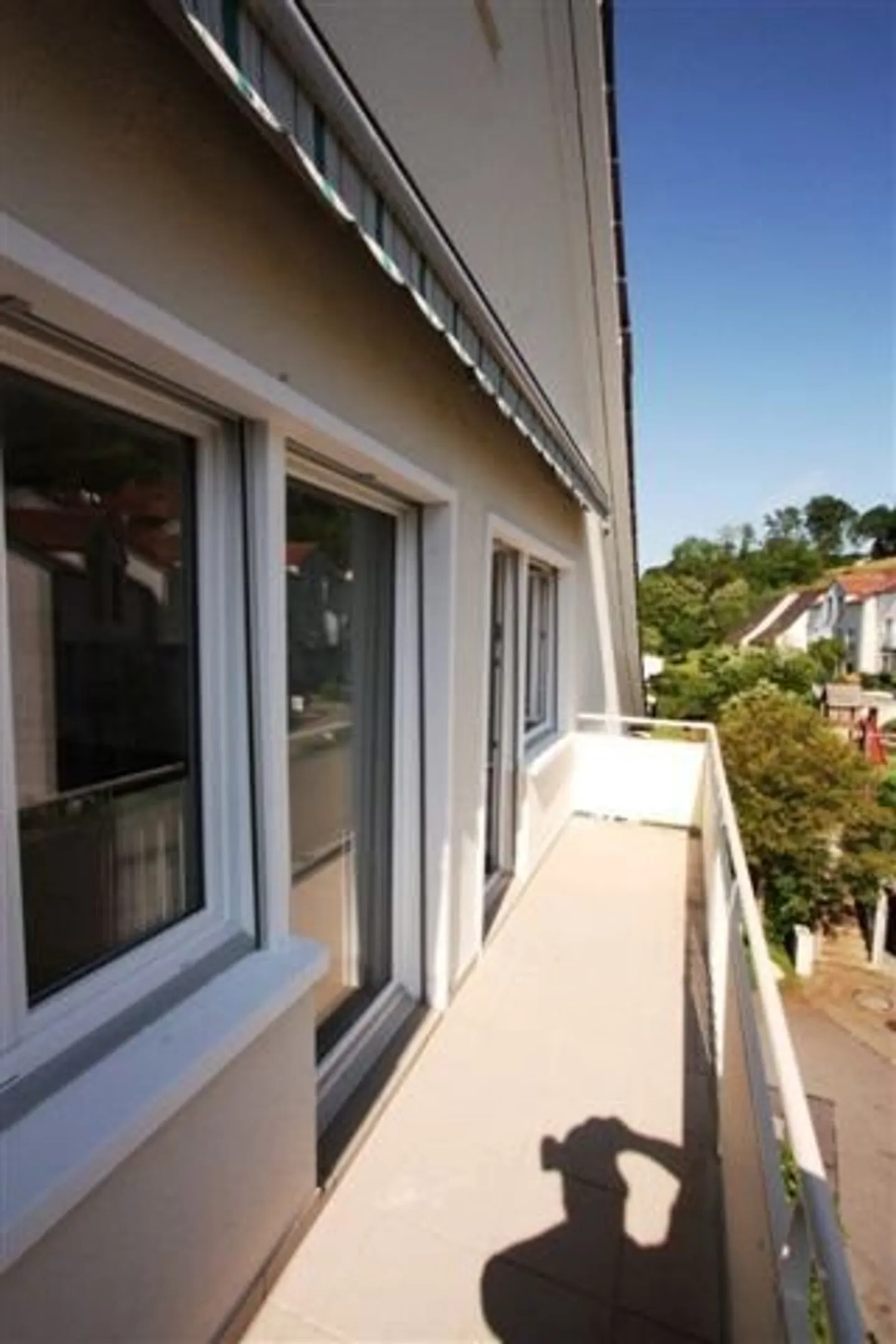 APPARTEMENT TRÈS MODERNE - Photo 4 sur 7