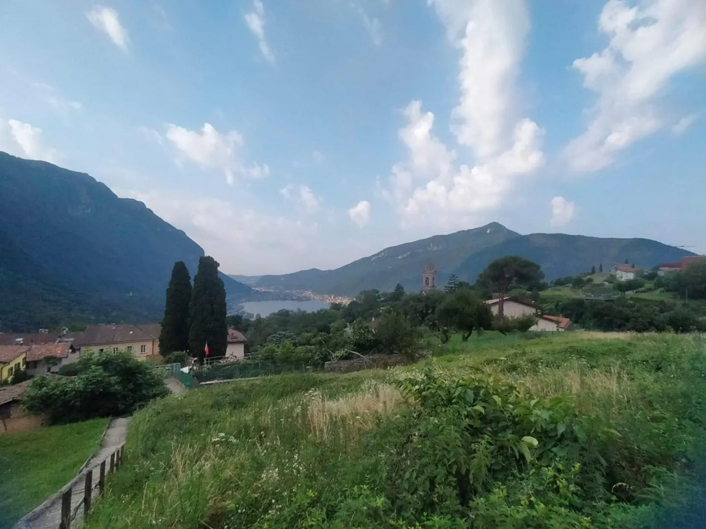 Terreno edificabile di 1822 m2, posizione molto tranquilla e soleggiata con vista - Foto 1 di 8
