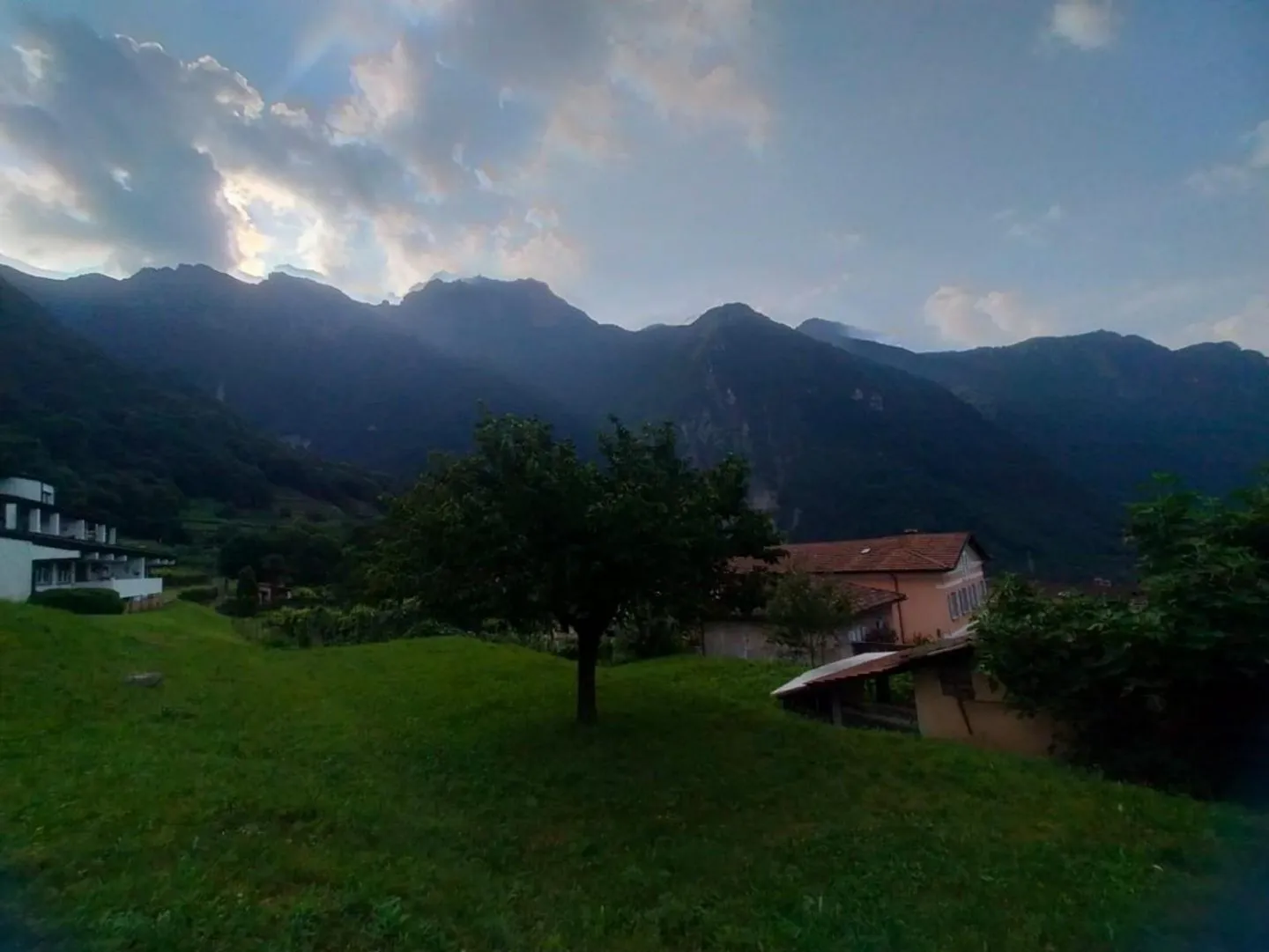 Terreno edificabile di 1822 m2, posizione molto tranquilla e soleggiata con vista - Foto 5 di 8