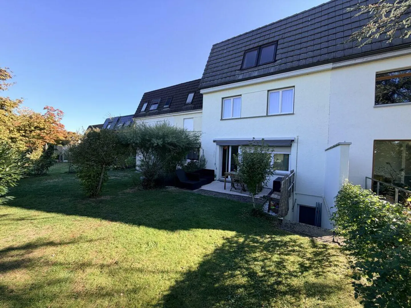 Maison familiale de 6,5 pièces, entièrement rénovée, située au calme - Photo 1 sur 12