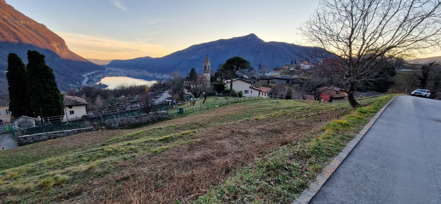 Terreno edificabile di 1822 m2, posizione molto tranquilla e soleggiata con vista - Foto 2 di 8