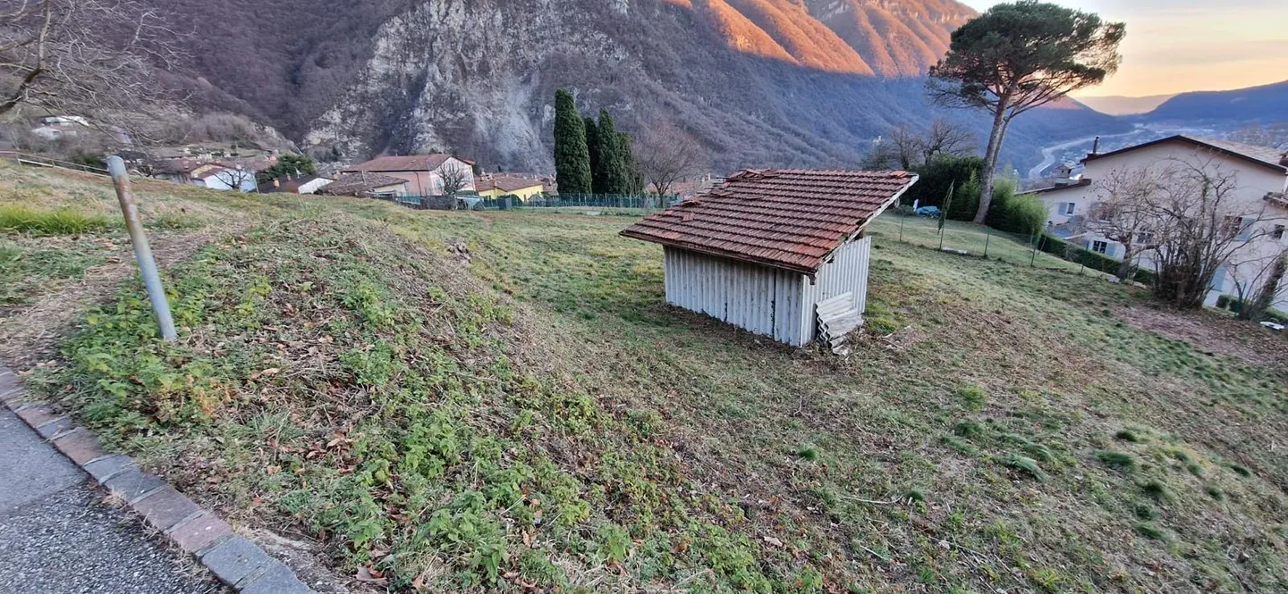 Terreno edificabile di 1822 m2, posizione molto tranquilla e soleggiata con vista - Foto 3 di 8