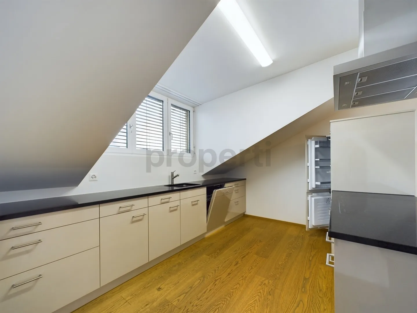 Exclusive 3.5-room penthouse with luxury amenities in Allschwil - Photo 2 of 9