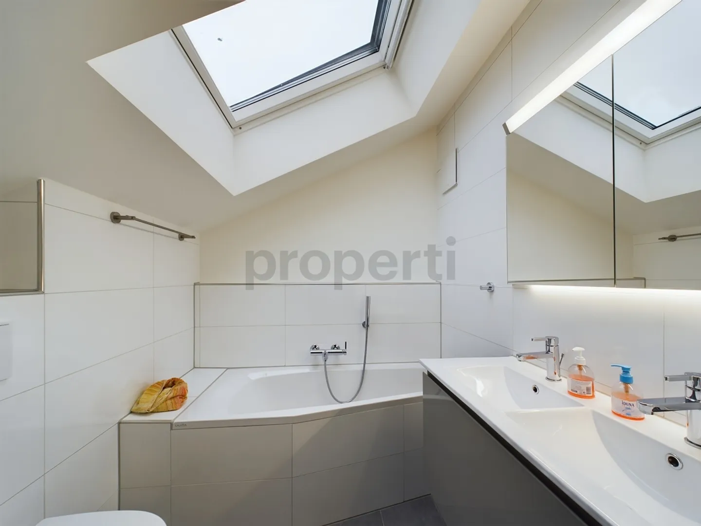 Exclusive 3.5-room penthouse with luxury amenities in Allschwil - Photo 7 of 9