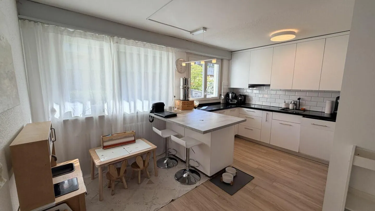 Maison familiale de 6,5 pièces, entièrement rénovée, située au calme - Photo 4 sur 12