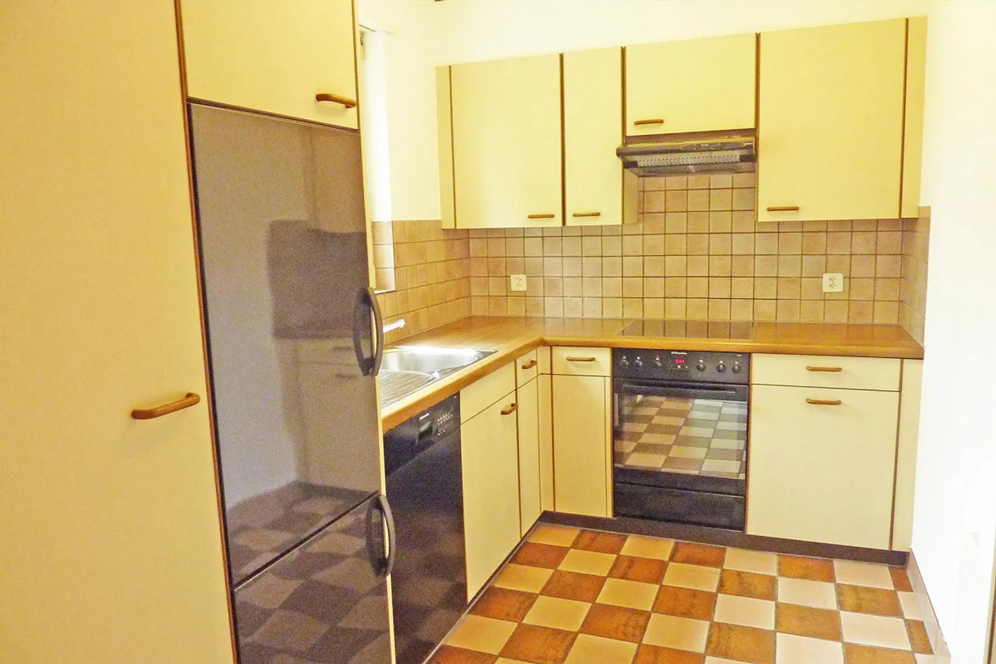 Living in a central location - in a green environment with patio - Photo 5 of 11