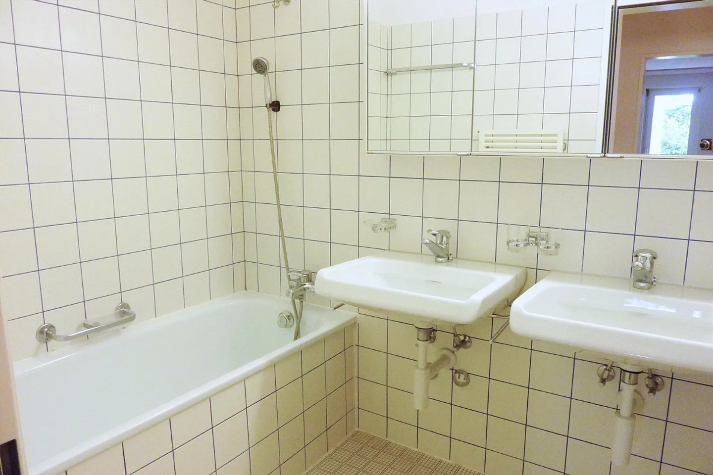 Living in a central location - in a green environment with patio - Photo 6 of 11