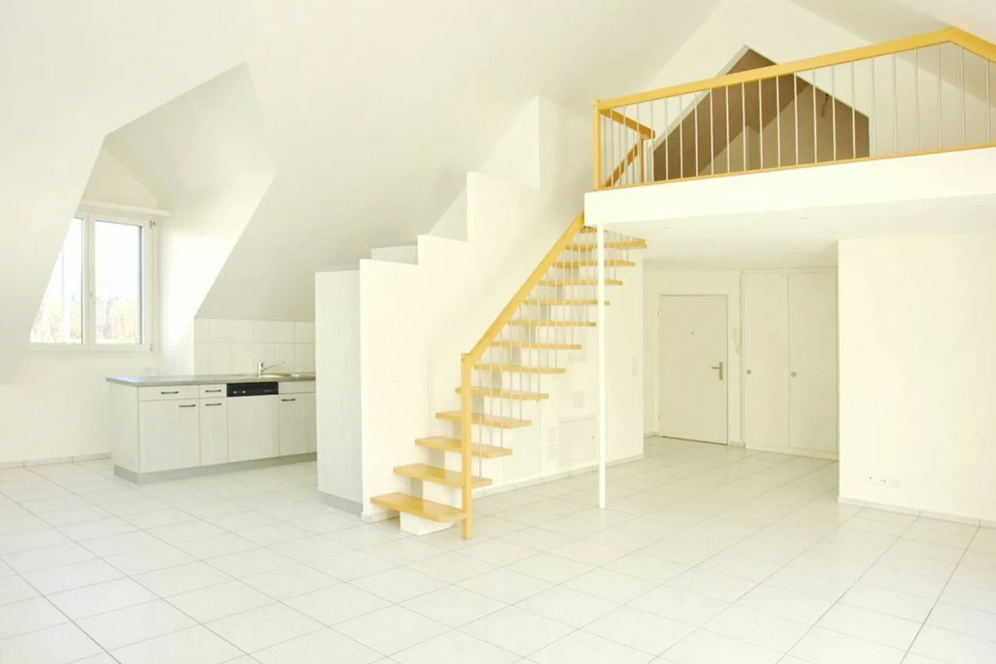 2.5-/3.5-Room Apartment on the Top Floor with Ceiling Height up to 5.0 m! - Photo 2 of 4