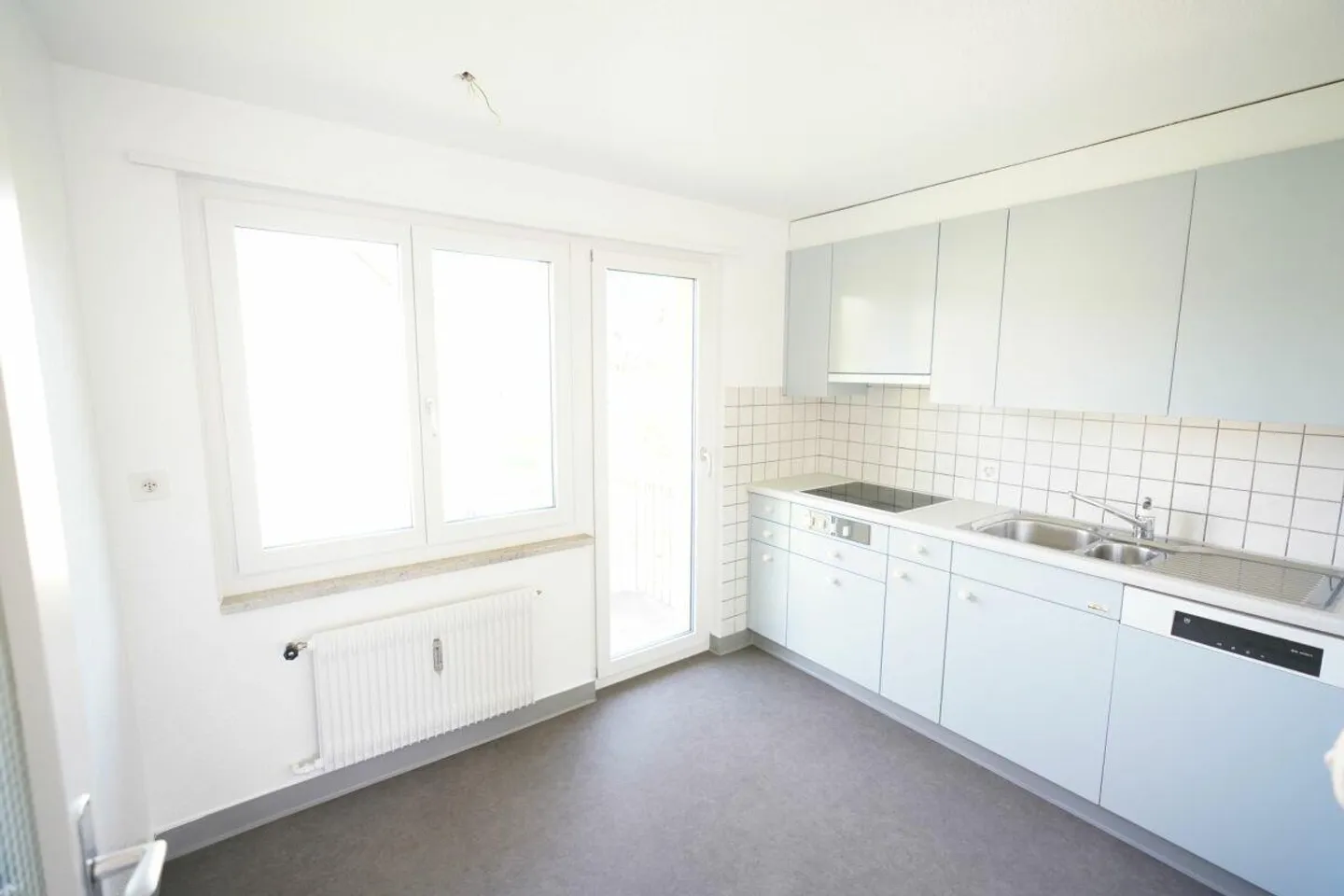Charming, bright and renovated 3.5-room apartment on the 3rd floor with sun... - Photo 2 of 8