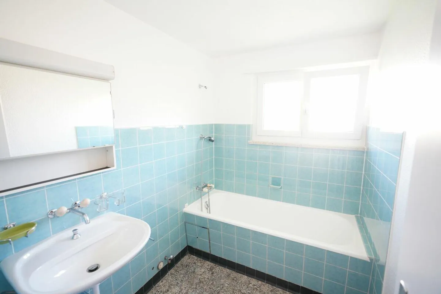 Charming, bright and renovated 3.5-room apartment on the 3rd floor with sun... - Photo 3 of 8