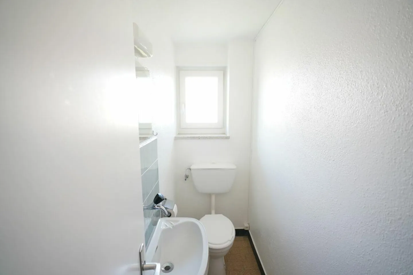 Charming, bright and renovated 3.5-room apartment on the 3rd floor with sun... - Photo 4 of 8