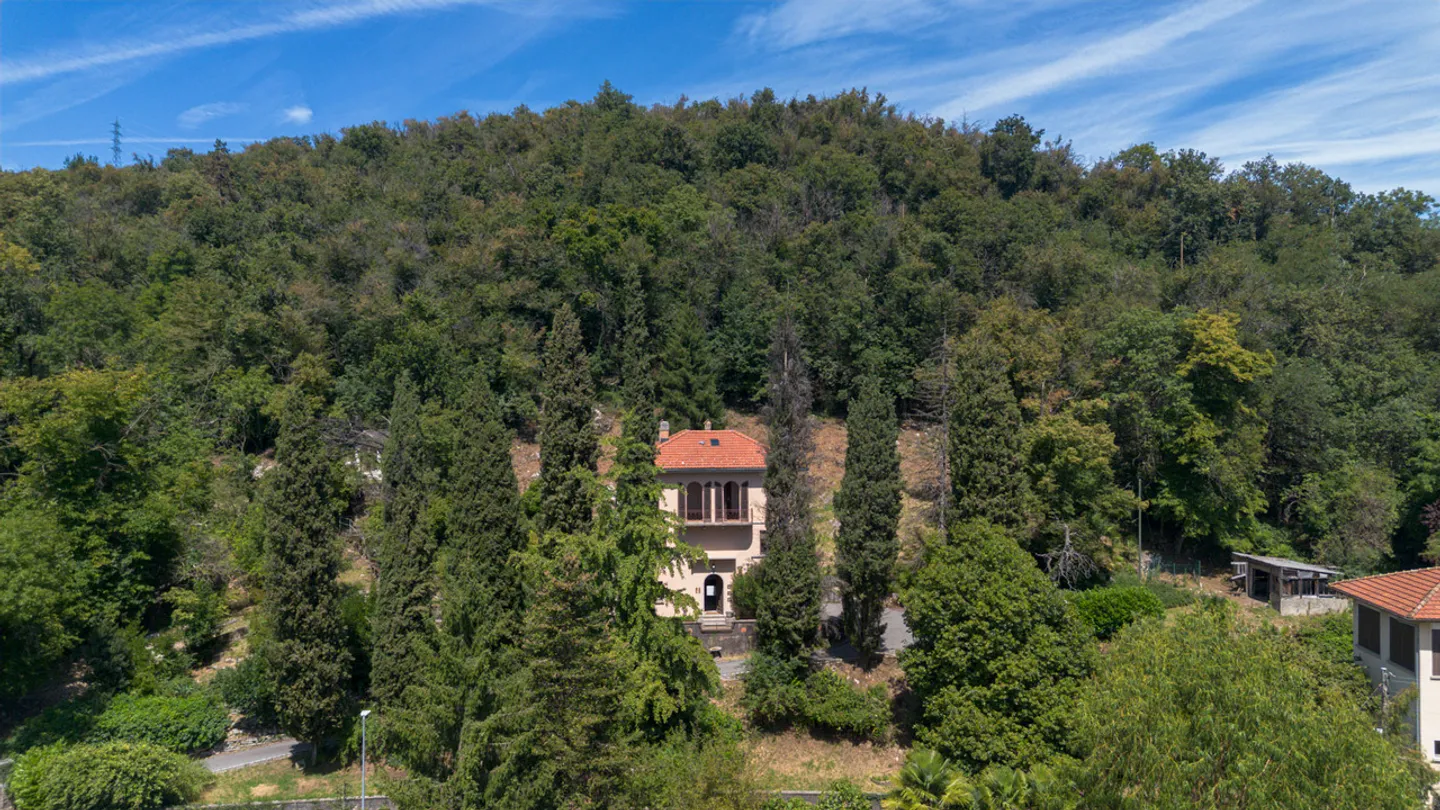 Historische Villa mit Baupotenzial in Arzo - Foto 2 von 4