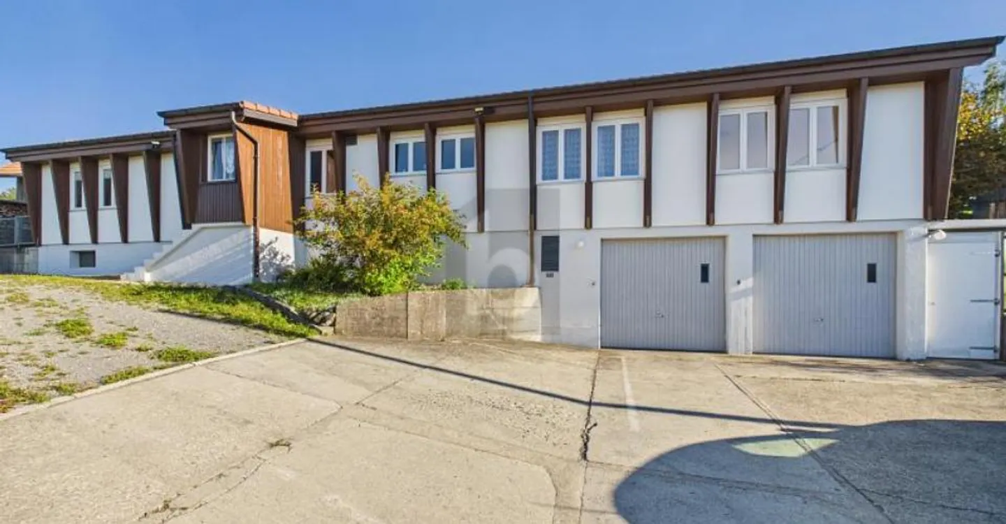 Grosszügiges Einfamilienhaus mit Garten - Foto 1 von 6