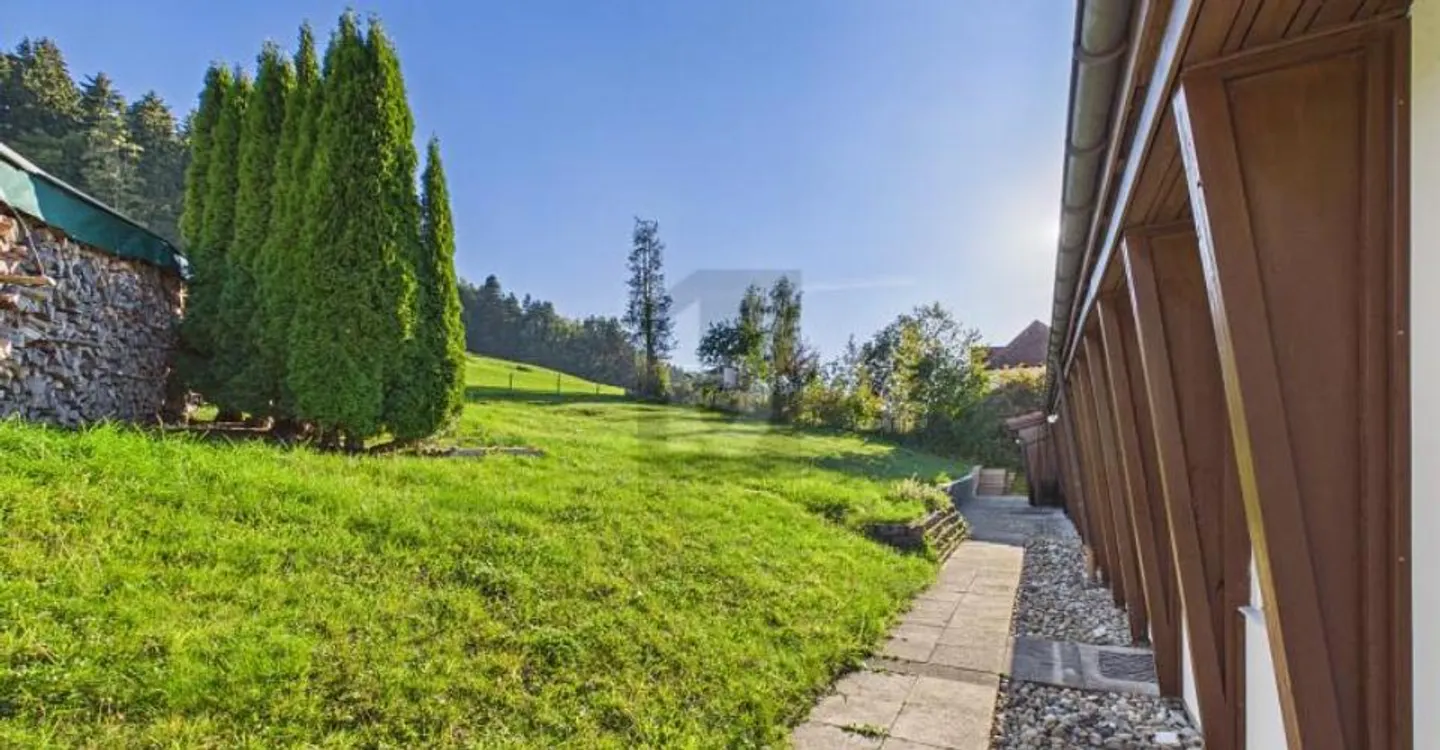 Grosszügiges Einfamilienhaus mit Garten - Foto 2 von 6