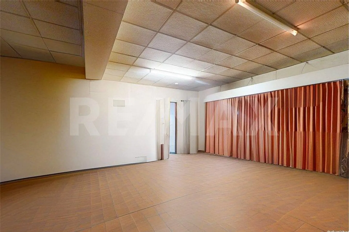 House with 3 apartments and shop - Photo 5 of 13