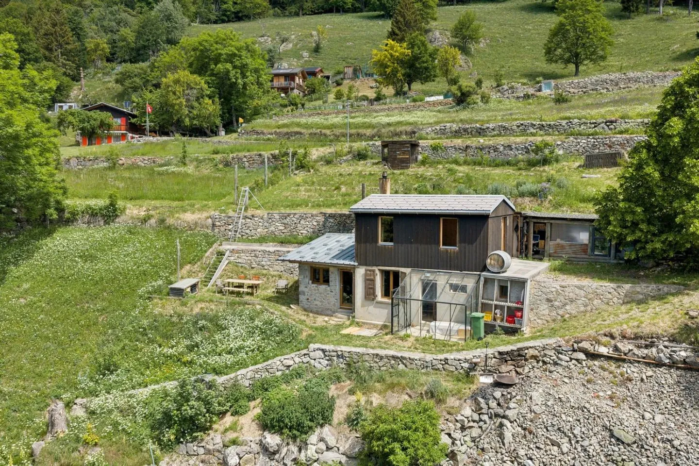 Chalet indipendente con 3,5 stanze nel mezzo della natura vallesana - Foto 3 di 13