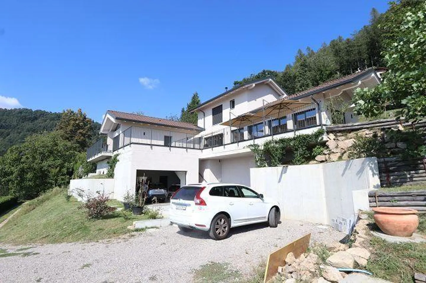 5 1/2-Villa in a very quiet, sunny location with a view - Photo 1 of 35