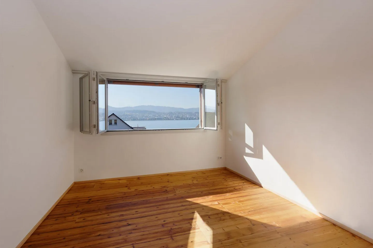 Charming 3½-Room House with Lake View & Garden Seating Area - Photo 2 of 9