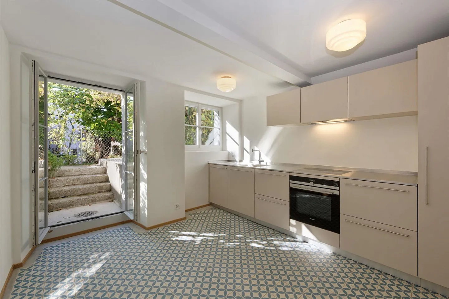 Charming 3½-Room House with Lake View & Garden Seating Area - Photo 4 of 9