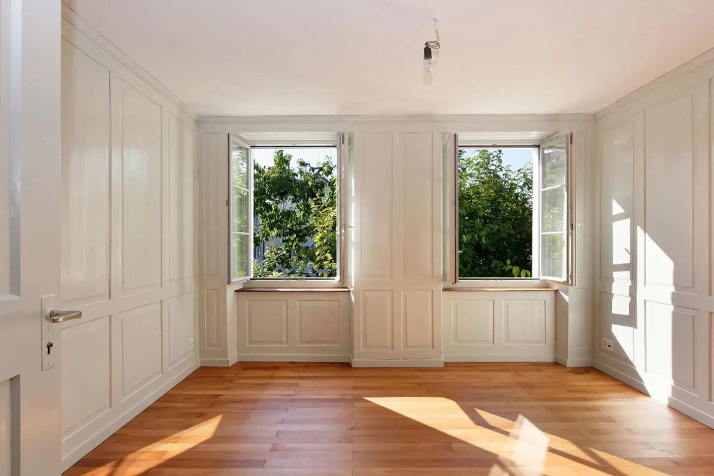 Charming 3½-Room House with Lake View & Garden Seating Area - Photo 3 of 9