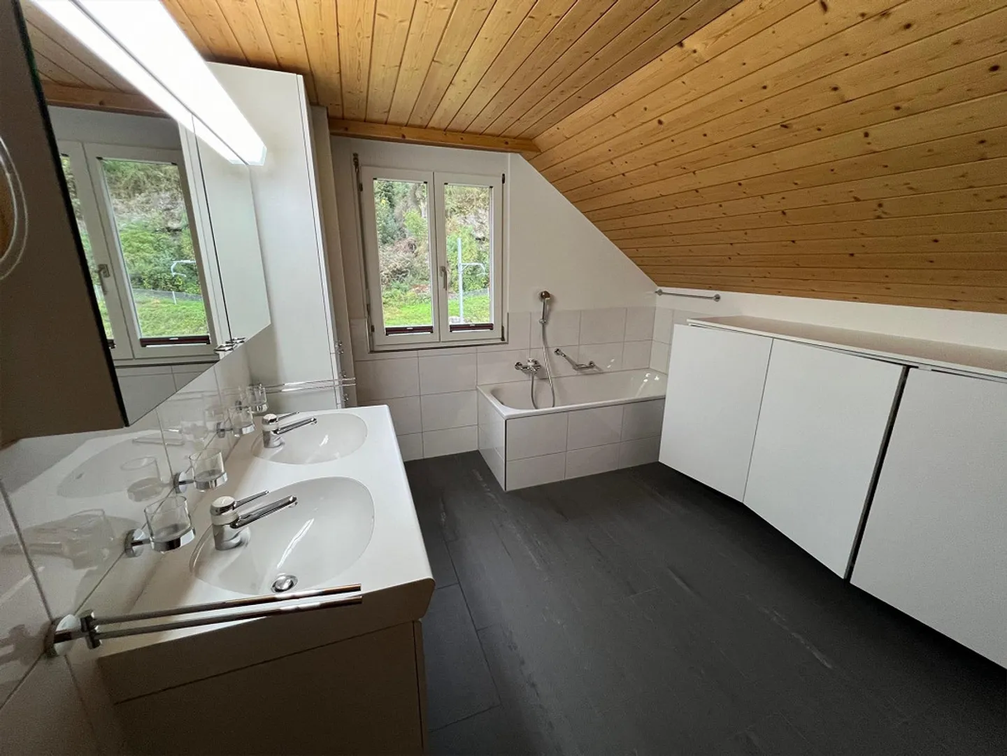 Spacious 6 1/2-Room Single-Family House with Workshop and New Heating - Photo 4 of 14
