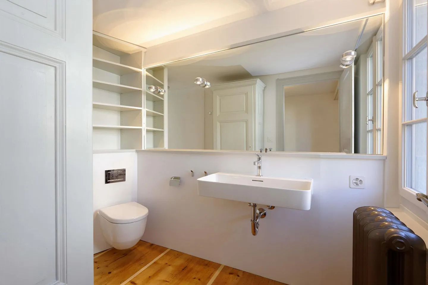 Charming 3½-Room House with Lake View & Garden Seating Area - Photo 5 of 9