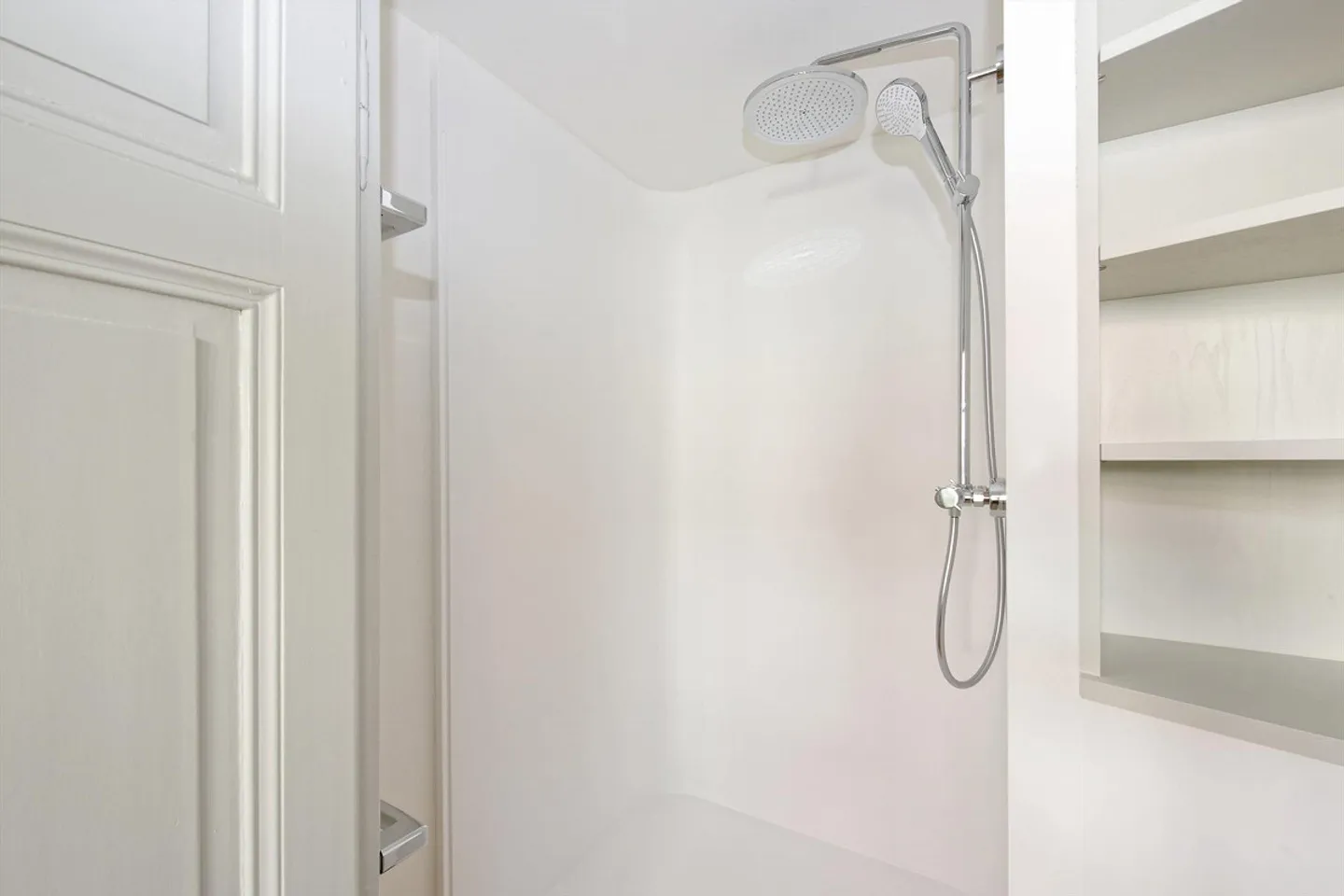 Charming 3½-Room House with Lake View & Garden Seating Area - Photo 6 of 9