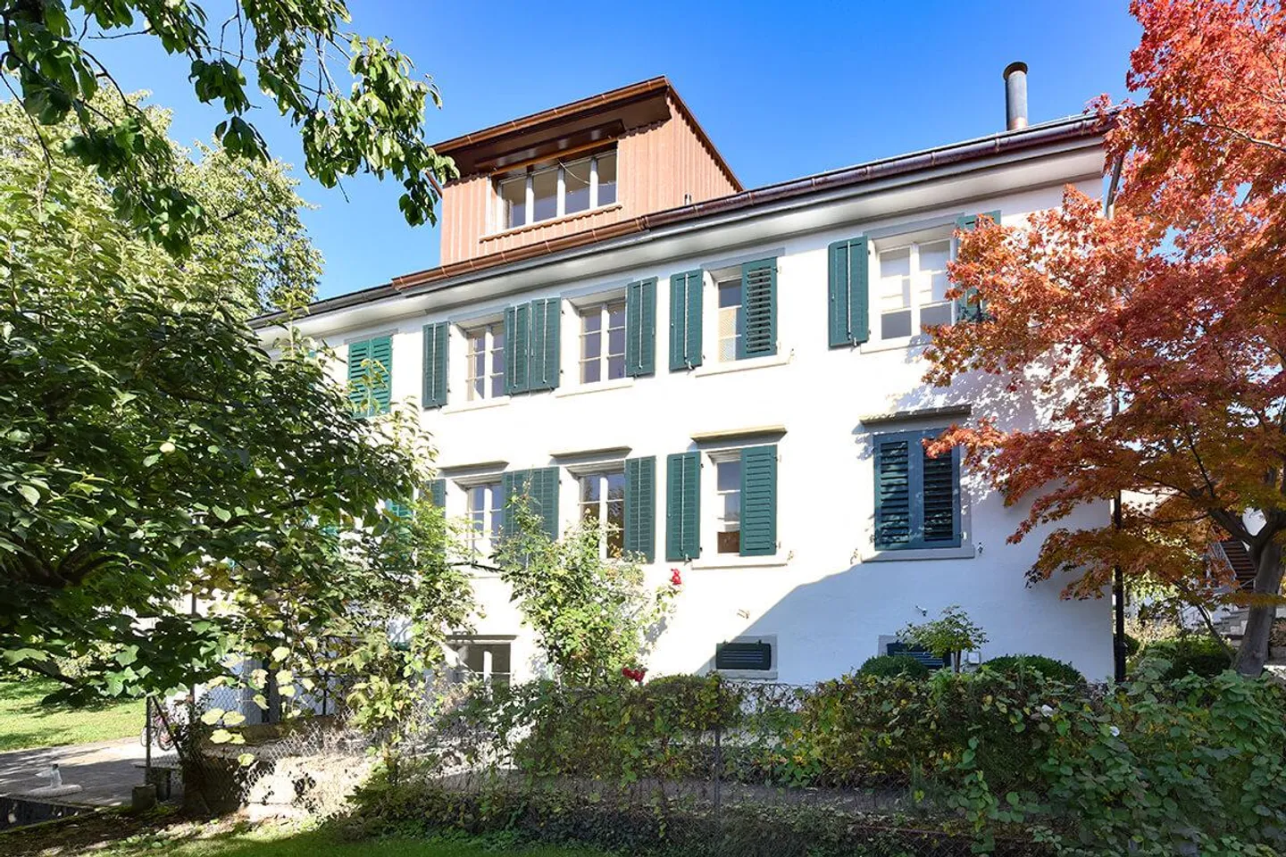 Charming 3½-Room House with Lake View & Garden Seating Area - Photo 8 of 9