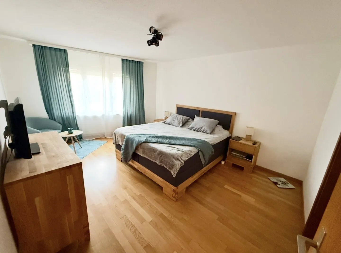 Appartement spacieux de 5,5 pièces avec cheminée et grand balcon sud - Photo 2 sur 15