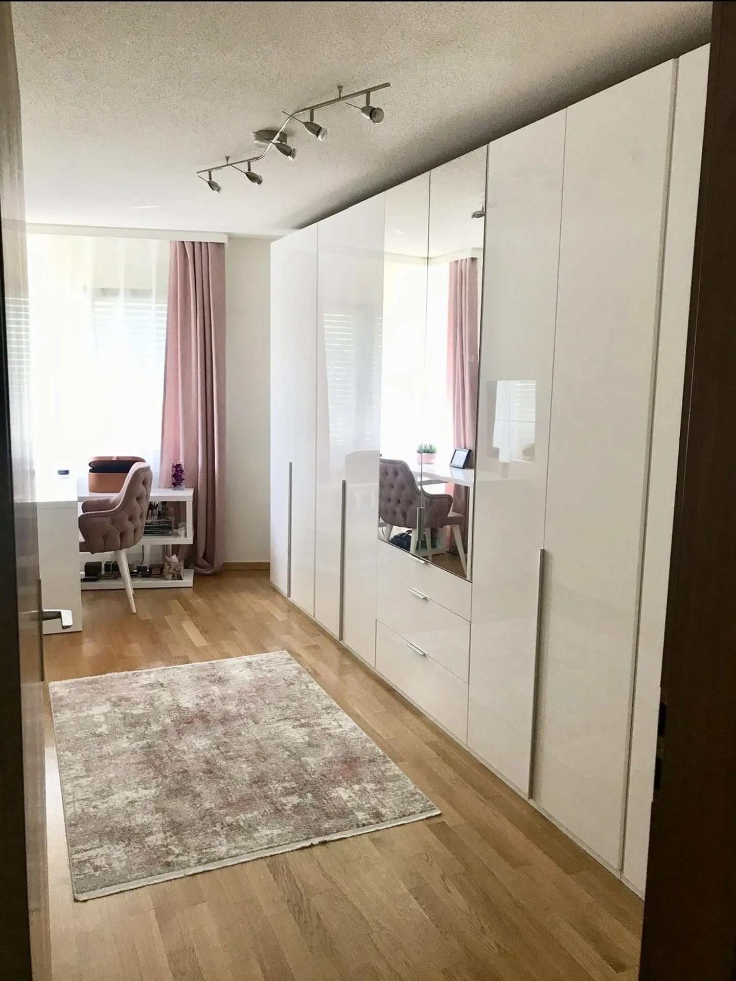 Appartement spacieux de 5,5 pièces avec cheminée et grand balcon sud - Photo 3 sur 15
