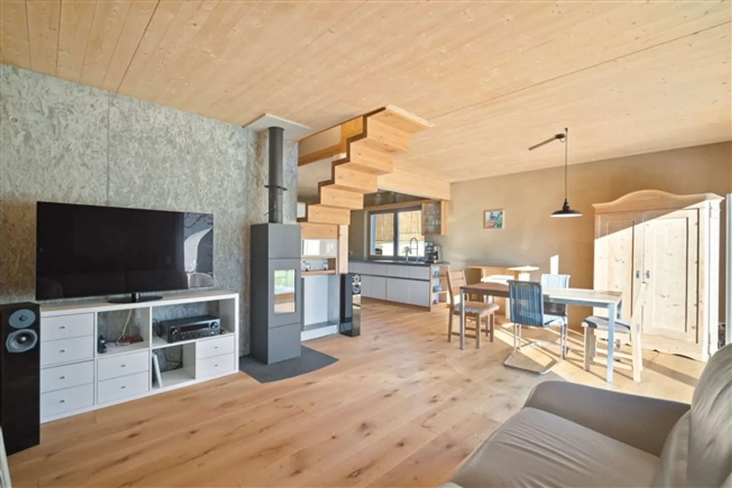 Detached 3-room wooden house with a wide view in Galgenen - Photo 4 of 13