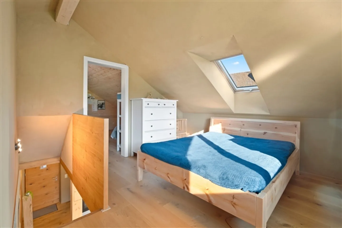 Detached 3-room wooden house with a wide view in Galgenen - Photo 9 of 13