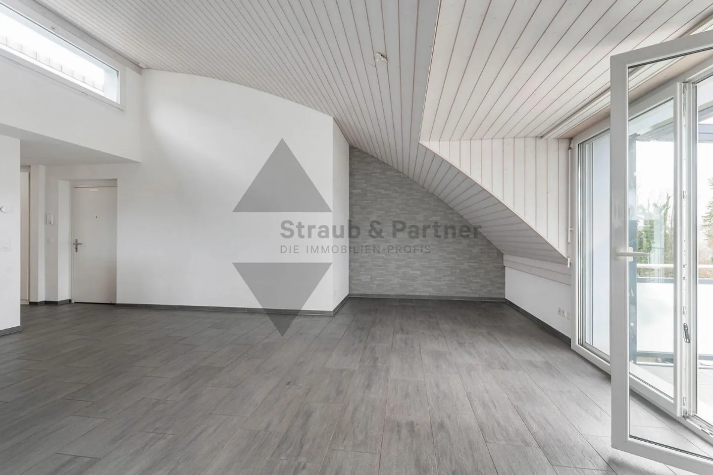 SPACIOUS 4.5 ROOM PENTHOUSE APARTMENT WITH UNIQUE SPATIAL FEELING - Photo 4 of 6