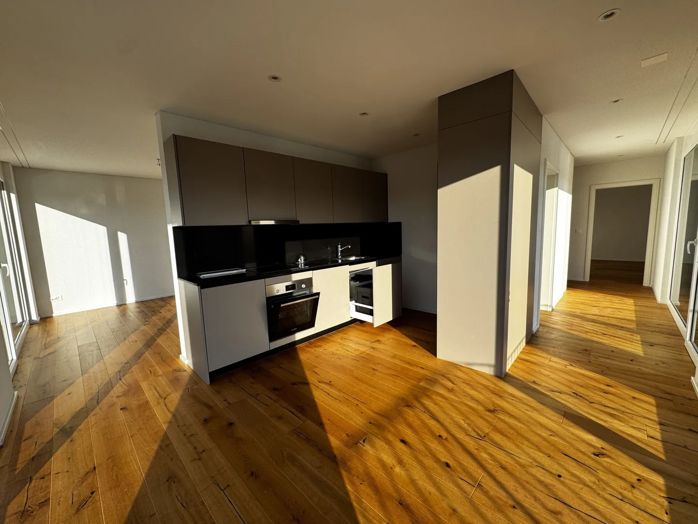 Vivre avec une vue - Appartement penthouse stylé de 3,5 pièces dans la verdure - Photo 2 sur 11