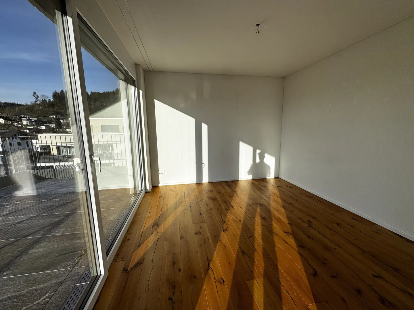 Vivre avec une vue - Appartement penthouse stylé de 3,5 pièces dans la verdure - Photo 3 sur 11